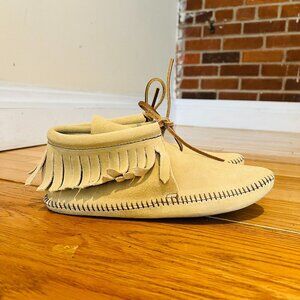 Vintage Womens 287 Minnetonka Fringe Leather Ankle Moccasin Tan Suede Size 8.5